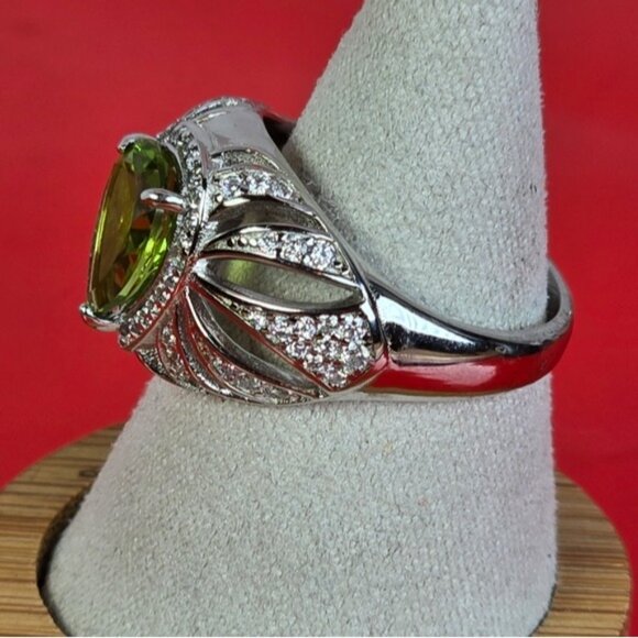 925 Sterling Silver Ring with Natural Peridot & CZ - Picture 2 of 11